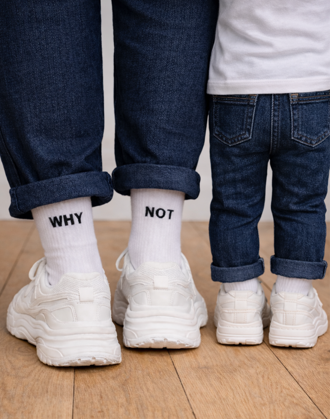 WhyNot Family Style – Familie, Design & Alltag Mutter und Kind im modernen Partnerlook mit weißen Sneakern – WhyNot Family Style Familienblog